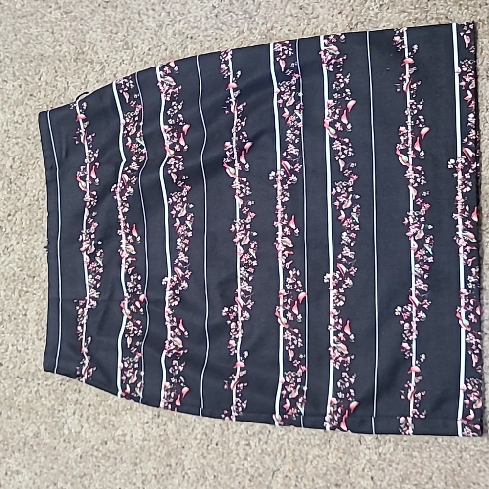 Worthington Petite Black and Floral Skirt Size 2P